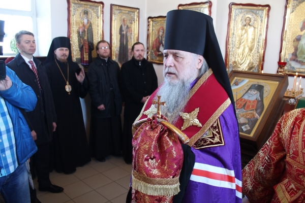 Епископ Василий совершил молебен в часовне свт. Луки Крымского г. Котласа