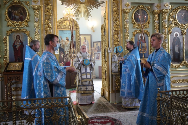 В праздник иконы Божией Матери «Троеручица» епископ Василий совершил Литургию в Коряжме