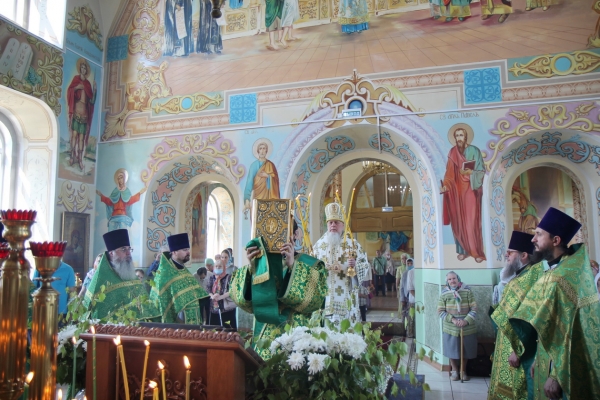 В День Святого Духа епископ Василий совершил Литургию в храме Владимирской иконы Божией Матери г. Котласа