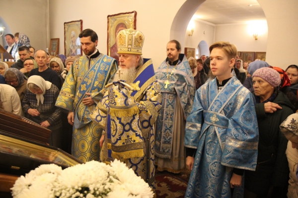 В день отдания праздника Введения во храм Пресвятой Богородицы епископ Василий совершил Литургию в Котласе