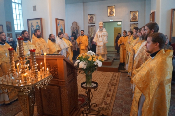 В день памяти свт. Тихона патриарха Московского епископ Василий совершил Божественную литургию в храме прп. Лонгина Коряжемского