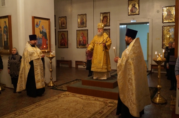 Накануне дня памяти Собора свтт. Василия Великого, Григория Богослова и Иоанна Златоустого епископ Василий совершил Всенощное бдение в храме прп. Лонгина Коряжемского