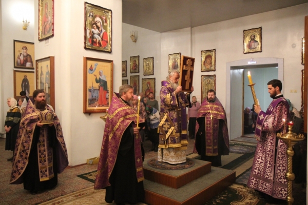 Накануне Воздвижения Креста Господня епископ Василий совершил Всенощное бдение