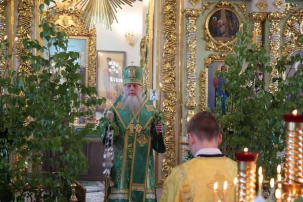 Накануне Дня Святой Троицы епископ Василий совершил Всенощное бдение в храме прп. Лонгина Коряжемского