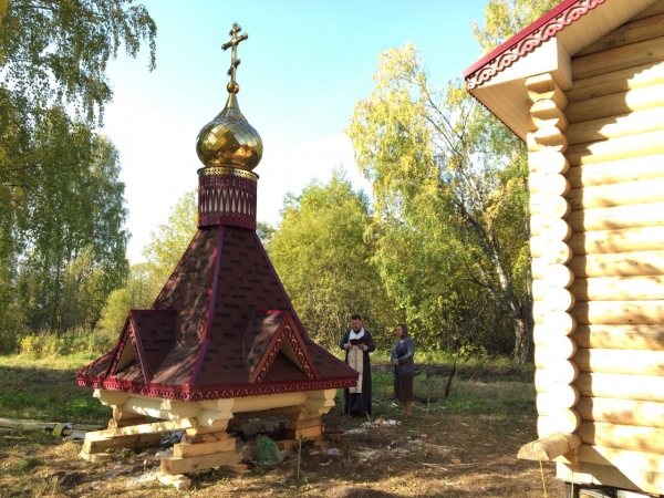 Настоятель Казанского храма п. Урдома освятил купол с крестом для строящегося храма-часовни в с. Козьмино