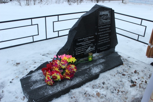 В Кулое установлена памятная доска строителям поселка