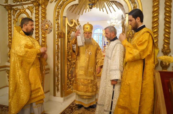 В день памяти свт. Николая Чудотворца епископ Василий совершил Литургию в храме свт. Николая г. Котлас