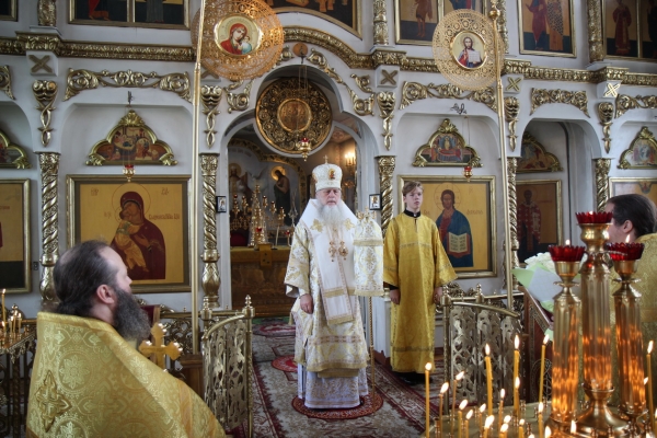 В день памяти бессребреников Космы и Дамиана епископ Василий совершил Божественную литургию в Котласе