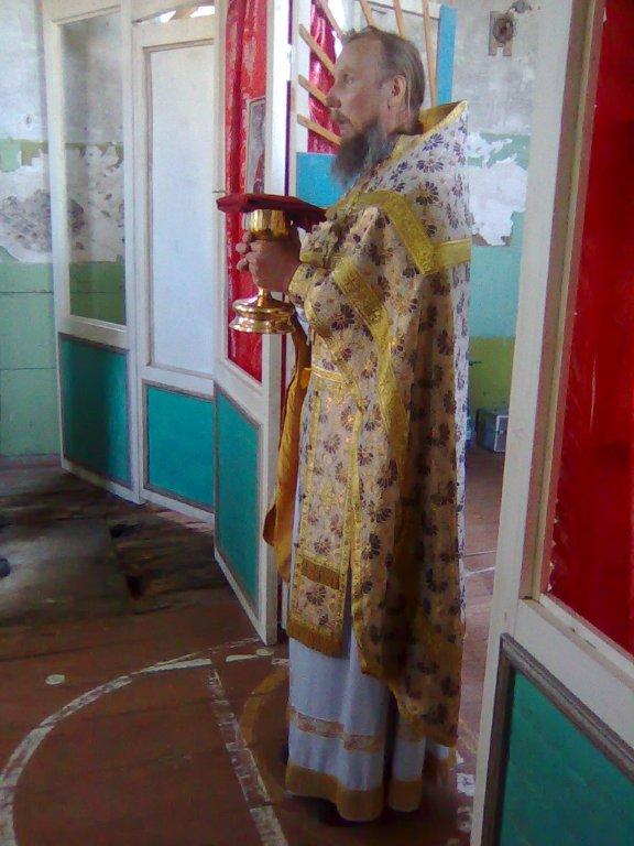 Первая Божественная Литургия совершена в храме Преображения Господня д. Воезеро. 