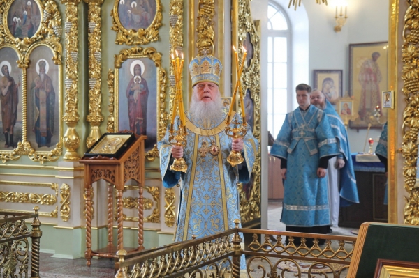 В Неделю Крестопоклонную и праздник Благовещения Пресвятой Богородицы епископ Василий совершил Божественную литургию в Коряжме