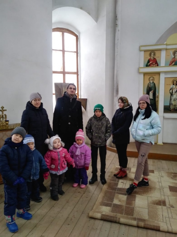 Воспитанники Устьянского реабилитационного центра посетили храм д. Спасская