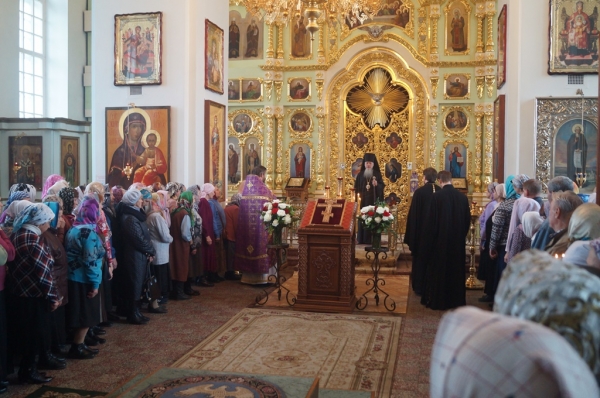 В праздник Воздвижения Креста Господня епископ Василий совершил Божественную литургию в Коряжме