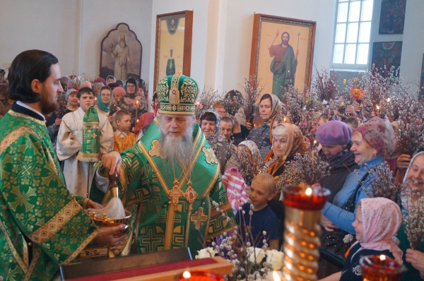 Накануне Вербного воскресенья Епископ Василий совершил Всенощное бдение в храме прп. Лонгина Коряжемского