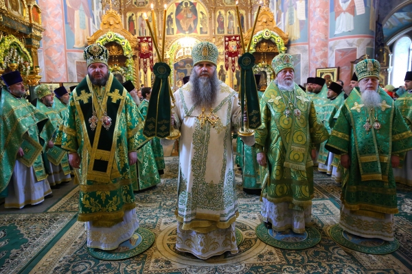 Епископ Василий сослужил митрополиту Георгию Божественную литургию в Троицком соборе Дивеевской обители