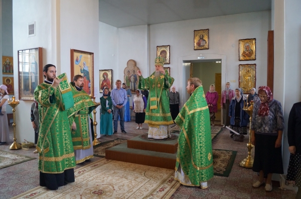 В день памяти прп. Сергия Радонежского епископ Василий совершил Божественную литургию в храме прп. Лонгина Коряжемского г. Коряжма