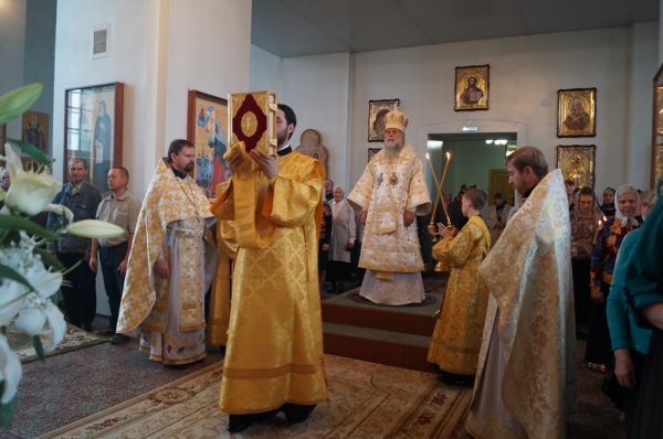 В неделю 16-ю по Пятидесятнице епископ Василий совершил Божественную литургию в Свято-Лонгиновом храме