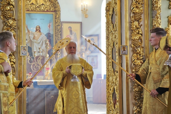 В день памяти свв. Петра и Февронии епископ Василий совершил Божественную литургию в Коряжме