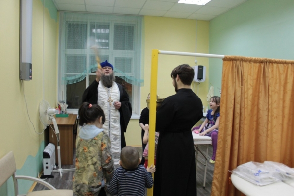 В дни празднования Святого Богоявления красноборский священник посетил детский туберкулезный санаторий