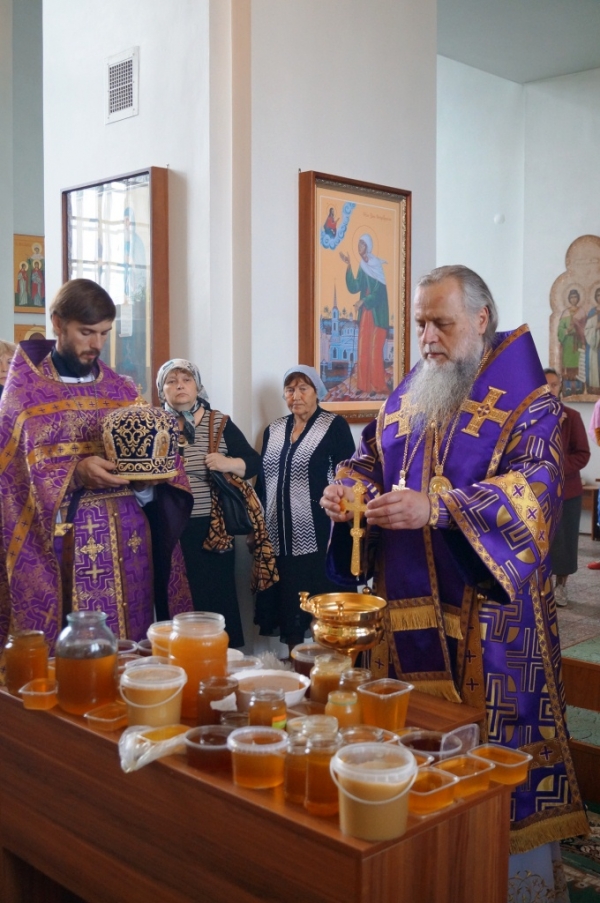 Епископ Василий возглавил Божественную Литургию в Свято-Лонгиновом храме города Коряжмы.