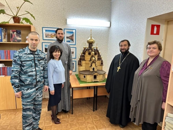 Необычный храм подарили городской библиотеке осуждённые ИК-5