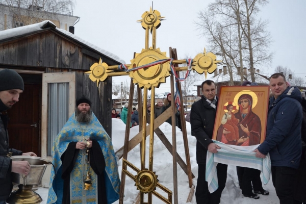 На строящийся храм в Лименде освящен и установлен Крест