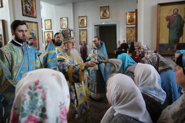 В день памяти Иверской иконы Божией Матери епископ Василий совершил Божественную литургию в Коряжме