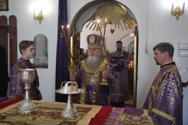 В неделю Крестопоклонную епископ Василий совершил Божественную литургию в Котласе