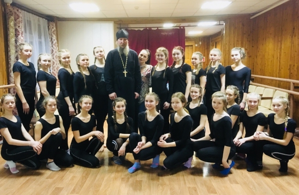 Няндомский священник встретился участницами группы «Вдохновение»