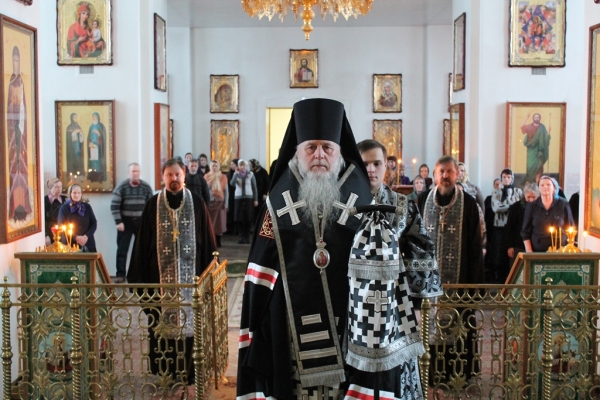 Епископ Василий совершил великое повечерие с чтением Великого канона прп. Андрея Критского в Коряжме