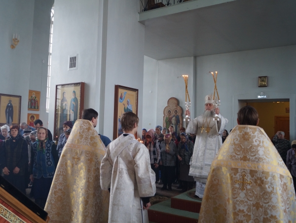 В Великий Четверток епископ Василий совершил Литургию св. Василия Великого в храме прп. Лонгина Коряжемского