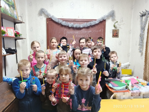 Накануне Сретения Господня воспитанники Воскресной школы в Кулое сделали свечи своими руками