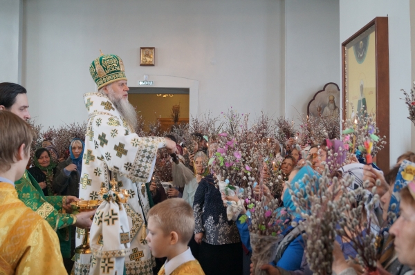 В праздник Входа Господня в Иерусалим Епископ Василий совершил литургию в храме прп. Лонгина Коряжемского
