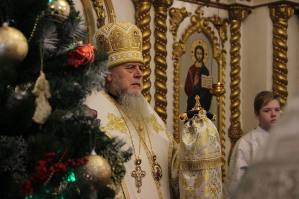 В день памяти первомученика и архидиакона Стефана епископ Василий совершил Божественную литургию в Свято-Никольском храме г. Котласа 