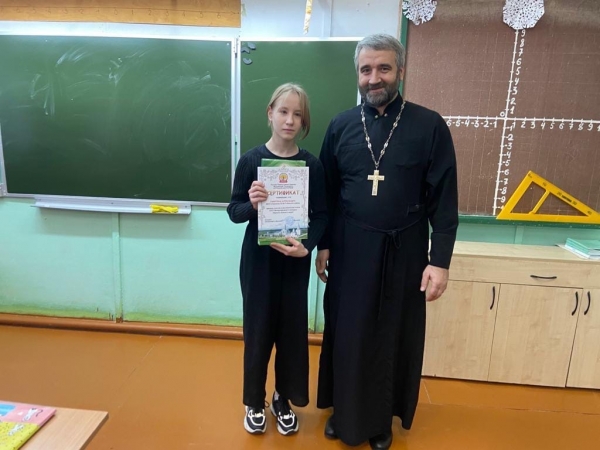 Благочинный Вельского округа вручил сертификаты участникам конкурса «Красота Божьего мира»