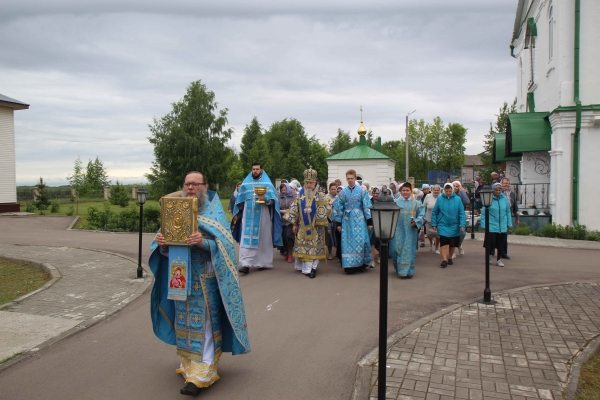 В Престольный Праздник епископ Василий совершил Божественную литургию в храме Владимирской иконы Божией Матери г. Котласа