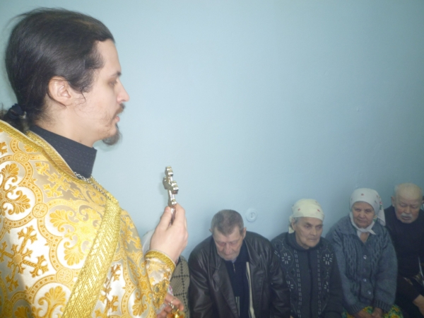 Котласский священник посетил дом для пристарелых